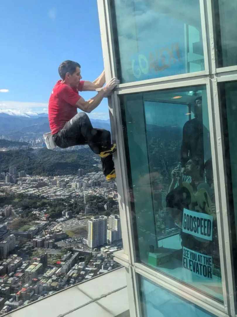 Google執行長釋出員工拍攝霍諾德的照片。(圖/翻攝IG/@sundarpichai)