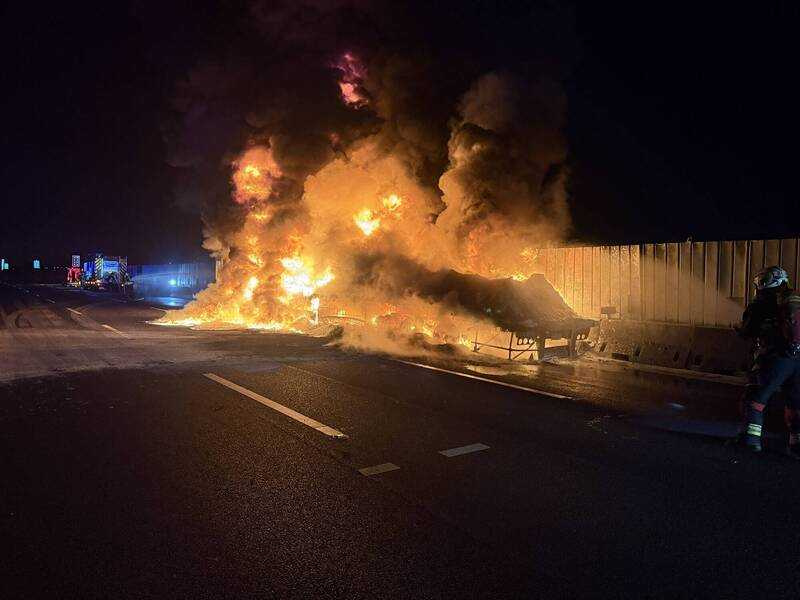 整輛聯結車全面燃燒，火勢猛烈，直至6時10分才完全撲滅。（圖／雲林縣消防局提供）
