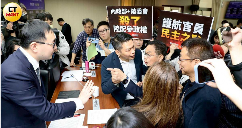 內委會輪值召委廖先翔（左）裁示，民眾黨團可採取「聯合質詢」形式進行質詢，但相關作法仍引發朝野爭執。（圖／侯世駿攝）