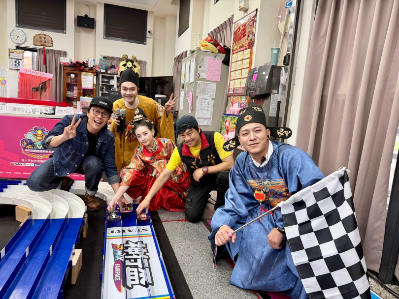 港仔台爸張啟樂（左起）、柯大堡、本本江佑真、賴銘偉、草爺一起開心尬車。（圖／神行盃提供）