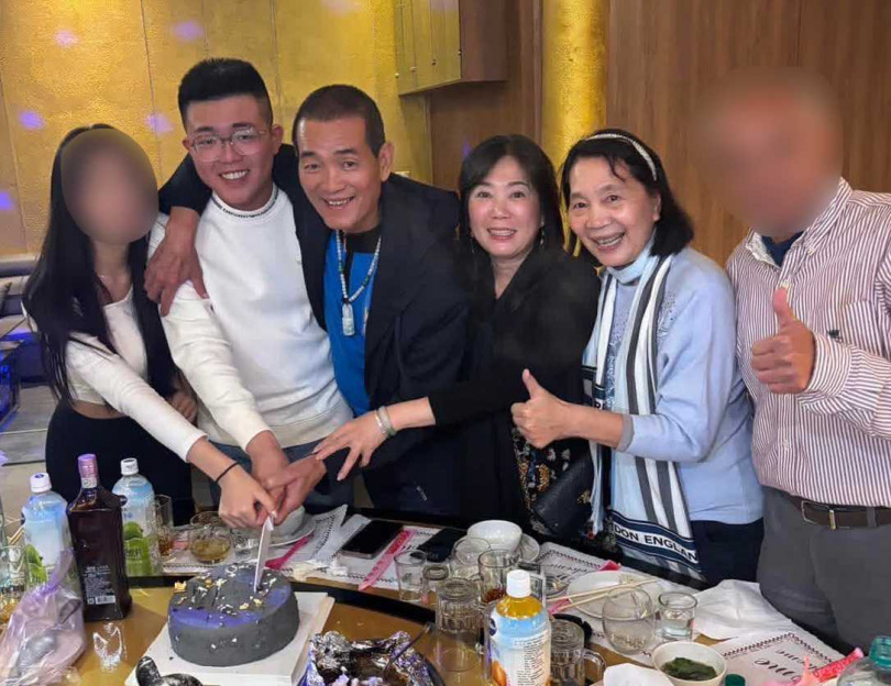 蔡晉財（左2）父親是雲林副議長蔡咏鍀（左3），媽媽是北港鎮民代表會主席（右3）黃美蘭，姑姑是民眾黨立委蔡春綢（右2），家族勢力可說是「喊水會結凍」。（圖／翻攝蔡晉財臉書）