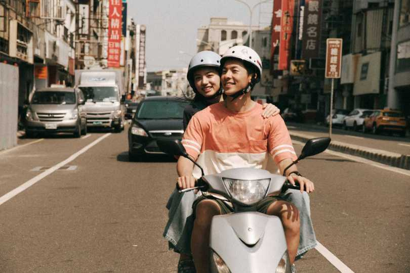 台南市政府曾看準《青春18x2 通往有你的旅程》電影熱度,與電影公司合作推出追劇地圖,詳列兩人穿梭中西區巷弄、漁光島海灘等經典路線,成為國內外「許太太們」人手一份的朝聖指南。(圖/翻滾吧男孩電影提供)