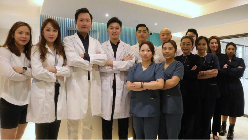 Dr PAIN品牌創辦人暨院長蔡承憲醫師（左三）與醫療臨床團隊合影。（圖片／業者提供）