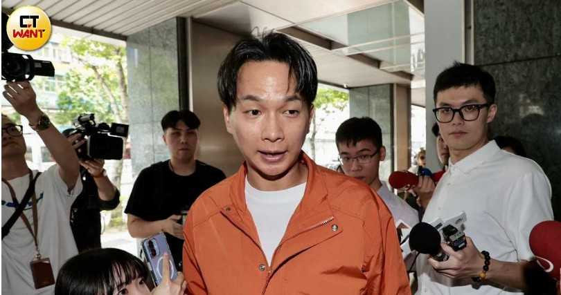 民眾黨台北市議員陳宥丞呼籲教育局試辦「校園無手機空間」計畫。(圖/黃耀徵攝)