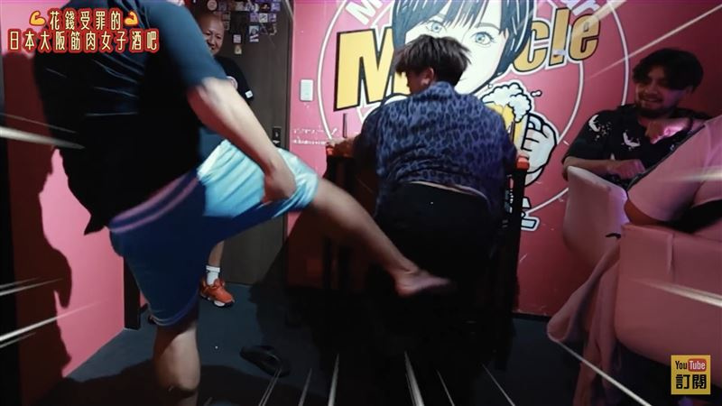 擁有 22 萬訂閱的健身 YouTuber 酒吧老闆親自上陣，蓄力一腳將蔡阿嘎直接踢飛，強大爆發力令全場震驚。（圖／翻攝自蔡阿嘎YouTube）