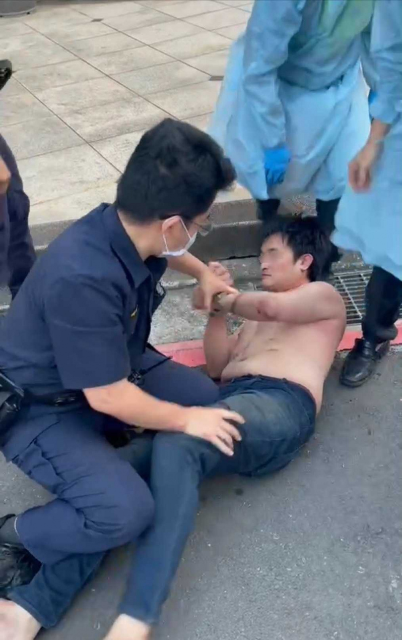 廖男不只多次謊報自殺,還跟隔壁棟鄰居爆發爭執,被警方當場壓制。(圖/翻攝畫面)
