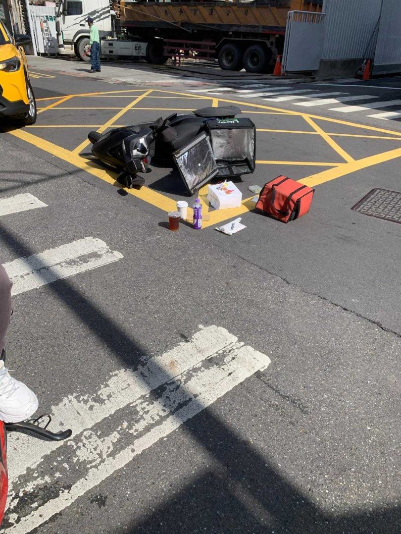 外送員車禍3杯飲料卻安然無恙。（圖／路上觀察學院臉書）