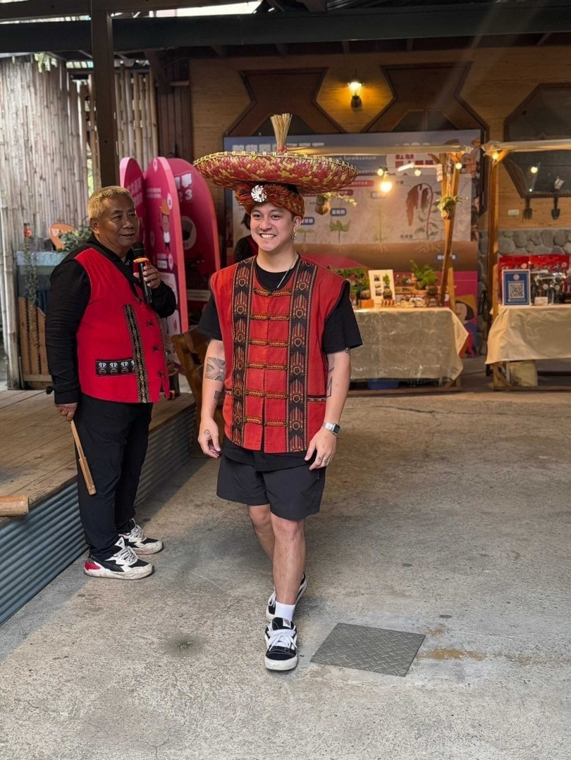 黃遠穿著排灣族服頂小米走秀。（圖／嘉蘭休閒農業發展協會提供）