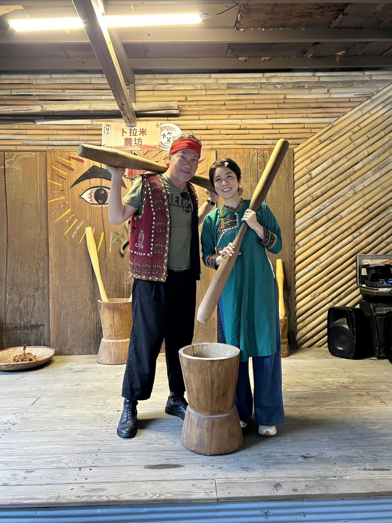 黃仲崑LuLu夫妻體驗舂米。（圖／嘉蘭休閒農業發展協會提供）