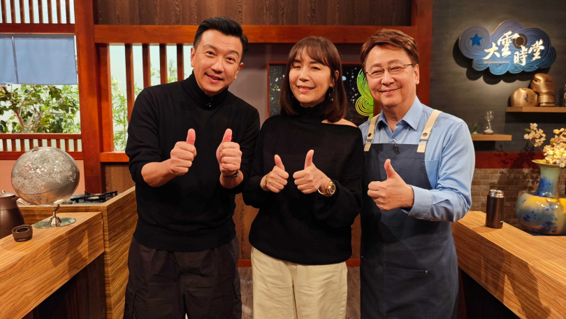 王維明(左)與陳婉若(中)接受李四端(右)專訪。(圖/伊林娛樂提供)