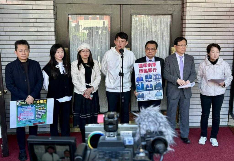 民眾黨團今在議場前受訪。（圖／楊亞璇攝）