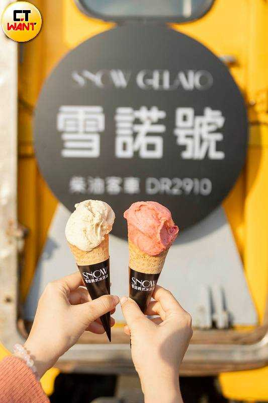 以台灣茶製作的「金賞高山青茶義式冰淇淋」(左)餘韻悠長,是常態熱銷款,季節限定的香甜「草莓雪酪」則是近期人氣品項。(圖/楊澍攝)
