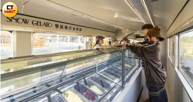 「SNOW雪諾義式冰淇淋」開發的口味有30、40種,每天在高雄門店現場至少供應15款義式冰淇淋與雪酪供客人選擇。(圖/楊澍攝)