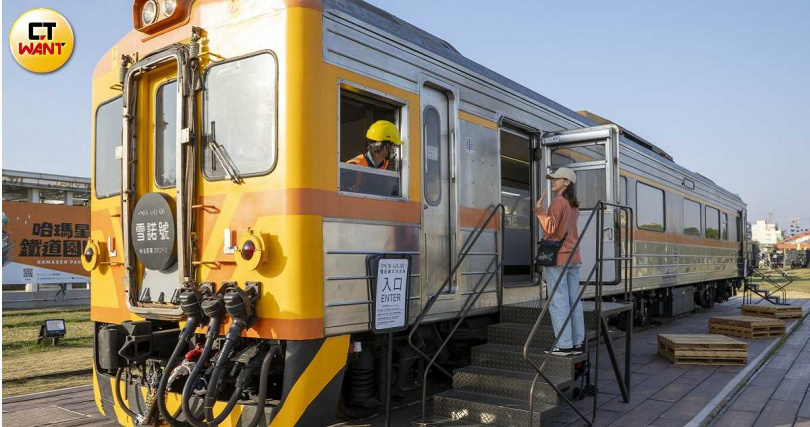 到「SNOW雪諾義式冰淇淋」購買冰淇淋時,還有機會遇到協助修復火車的志工。(圖/楊澍攝)