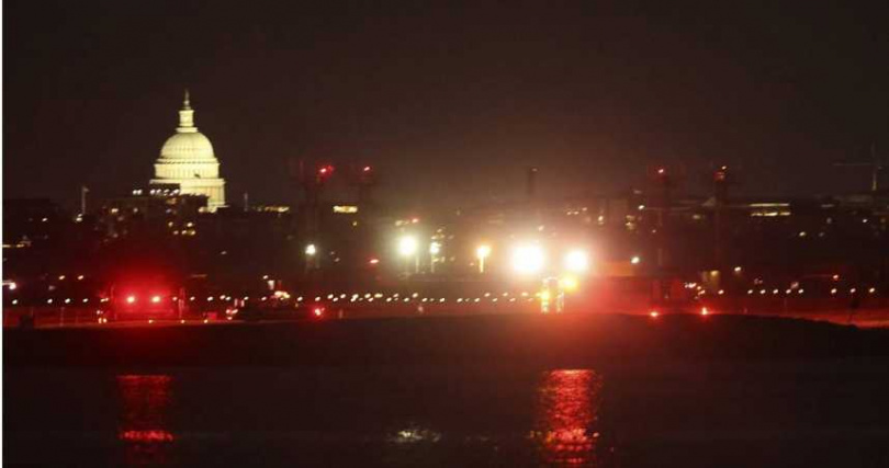 一架美國航空客機撞上軍方的黑鷹直升機後,失控墜毀在波多馬克河(Potomac River)。(圖/達志/美聯社)