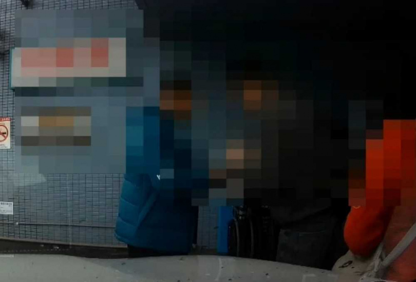 好心的蔡先生路過新光三越看到鄧姓夫婦抱著重傷的2歲女童在路邊等救護車,自告奮勇載他們到醫院。(圖/翻攝畫面)