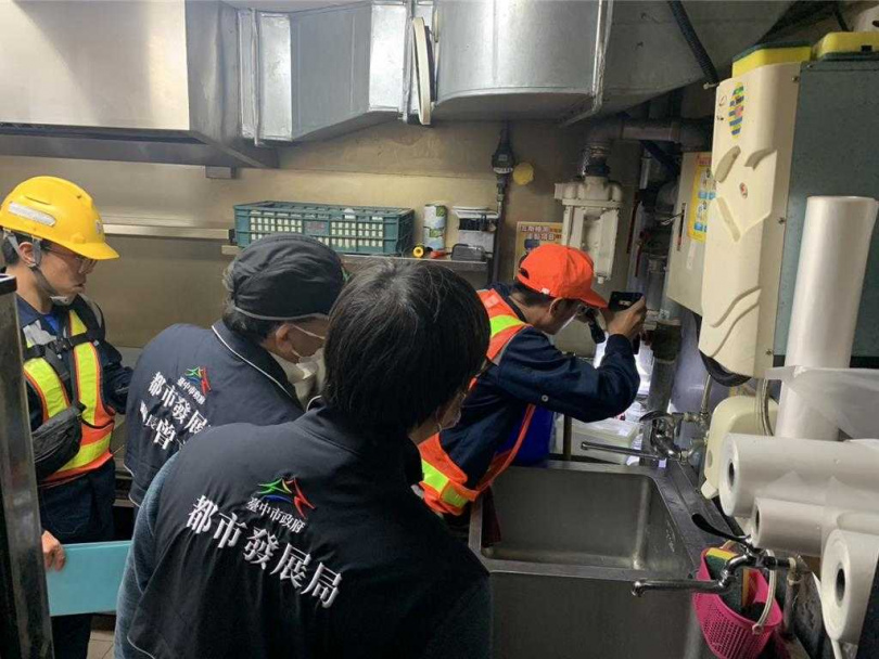 台中市政府2月14日起針對轄內39家大型百貨商場及量販店，展開公共安全專案聯合稽查。（圖／台中市府提供）