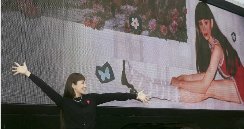 魏如萱將自己的「性感照」放上宣傳車。（圖／好多音樂提供）