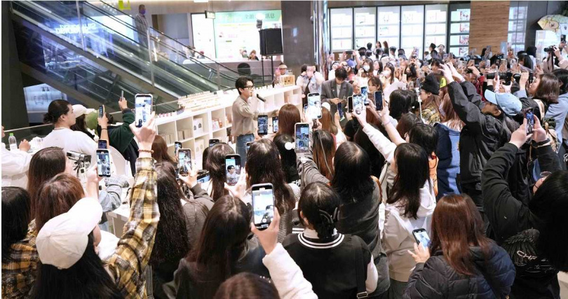 活動現場上百名粉絲造成現場商家動線癱瘓。（圖／Ease香氛提供）