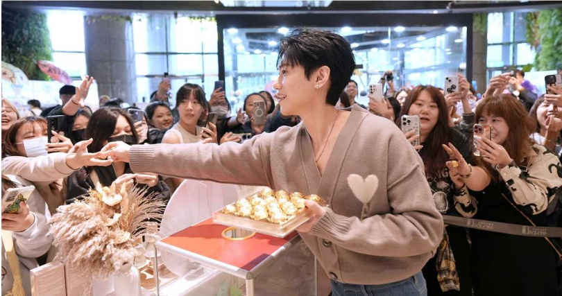 邱宇辰送現場粉絲巧克力。（圖／Ease香氛提供）