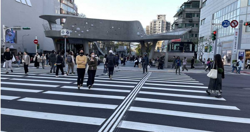 為了改善交通流動性及行人安全，捷運中山站斑馬線拓寬約20公尺。（圖／台北市交通管制工程處提供）