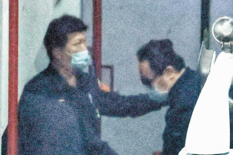 民眾黨前主席柯文哲京華城案17日開庭,共諜案邱世元(右)、黃取榮與柯一樣被羈押在台北看守所,3人與他案被告一同搭囚車抵達北院,等候法官開庭。(圖/鄧博仁攝)