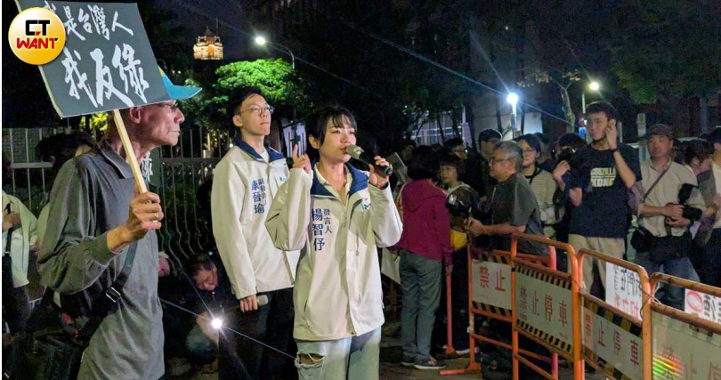 國民黨主委黃呂錦茹4人遭羈押，楊智伃與支持者18日晚間也現身愛國西路意見表達區聲援。（圖／林冠吟攝）