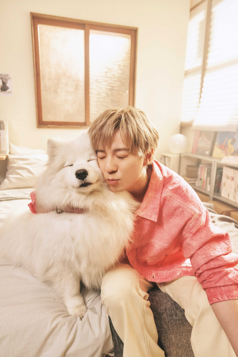 GJ蔣卓嘉拍MV時開心跟狗狗玩耍。（圖／索尼音樂提供）