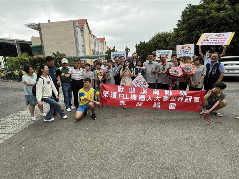 溪南聯隊23日清晨抵達桃園機場，漏夜搭車返回溪南國中。（圖／寶智華攝）