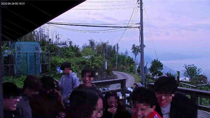 多人在鏡頭前嘻笑，影像在網路上即時播出。（圖／阿里山管理處提供）