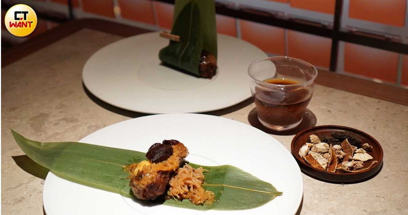 「走南兜」以雞湯與花雕酒清蒸紅棗、栗子、銀杏，搭配滷冬菇與花膠等配料，整體滋味濃厚，可搭配以普洱茶為主體的無酒精特調Mocktail。（圖／魏妤靜攝）