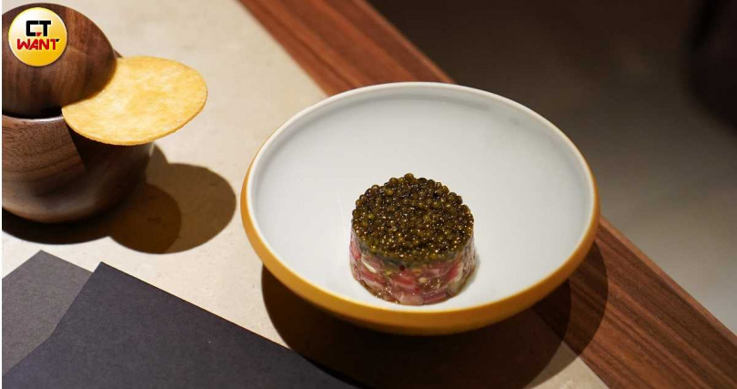 「夜來香」可以Taco 脆片挖取牛肉塔塔品嘗，帶來食用趣味。（圖／魏妤靜攝）