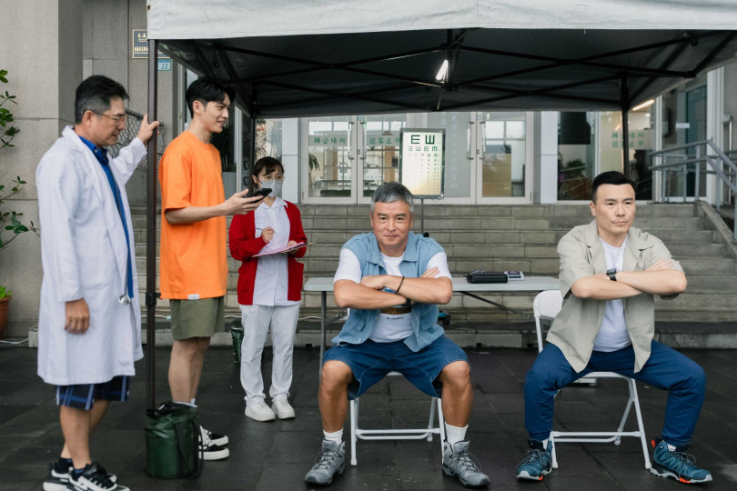 《歐吉桑騎士》是李銘忠（右1）、李銘順（右2）首度合作主持的節目。（圖／Hami Video提供）