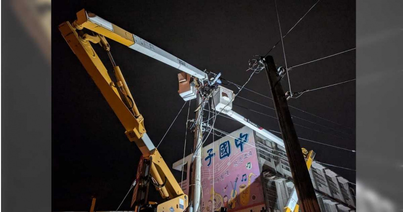 潭子區今天半夜展開維修。（圖／翻攝畫面）