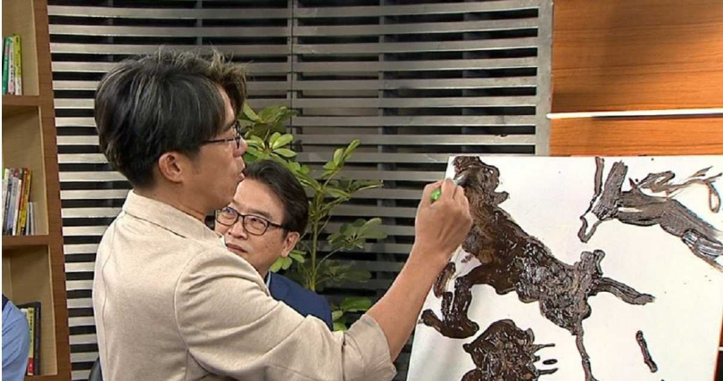 陳子強現場挑戰顛倒畫，獨特技巧引發眾人讚嘆。（圖／年代提供）