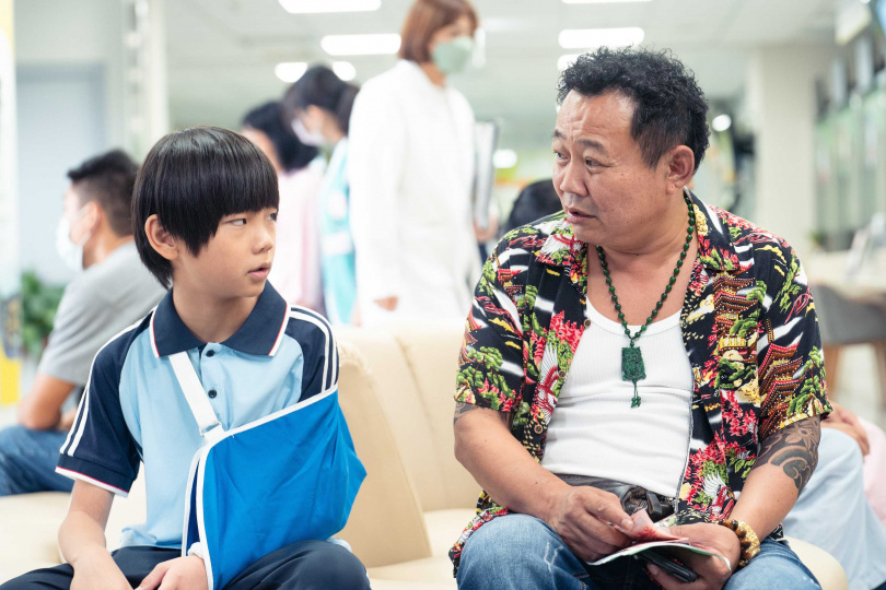 鄭志偉收養好兄弟的孩子。（圖／逆光電影提供）