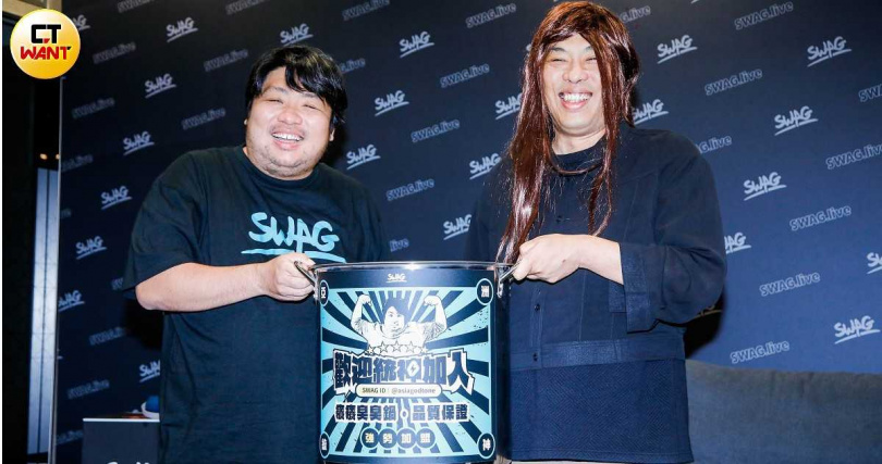 統神好友基隆東驚喜現身簽約記者會，為統神送上專屬聯名湯鍋。（圖／趙文彬攝）