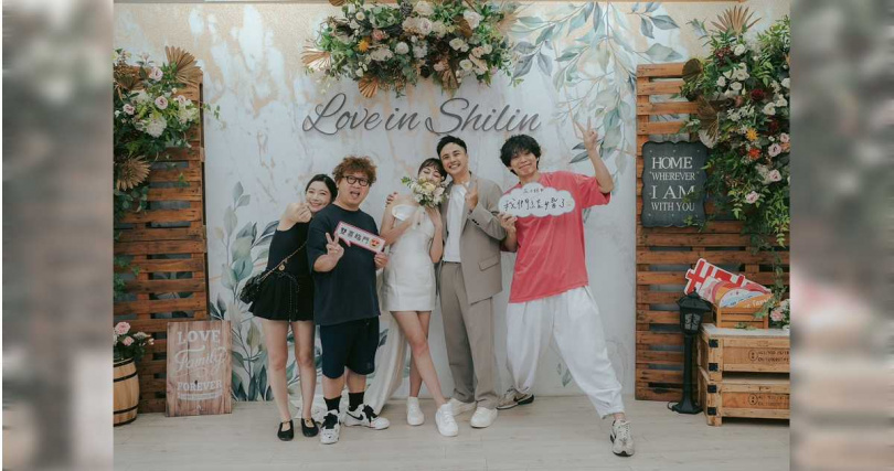 黃鐙輝（右起）和納豆、依依見證曾子余（右二）和Grace的終身大事。（圖／TVBS提供）