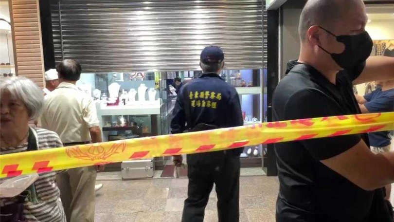 台東市今晚發生銀樓搶案。（圖／讀者提供）