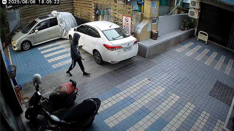 台東市今晚發生銀樓搶案，業者出示搶匪照。（圖／讀者提供）