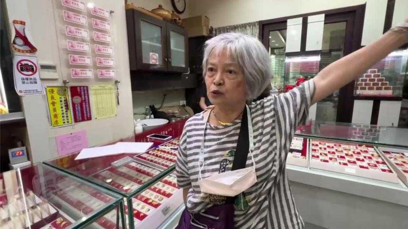 台東市今晚發生銀樓搶案，業者遭搶匪噴辣椒水。（圖／讀者提供）