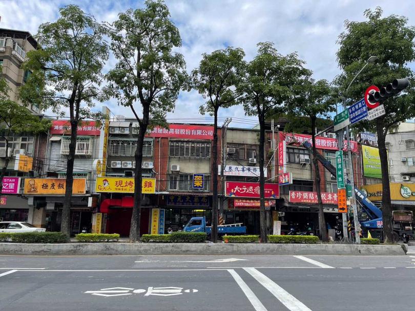 「和御」原基地建築為一排3層樓透天，有許多餐飲店舖，建商也滿足地主需求，分回店面給1樓地主。（圖／峻勝建設提供）