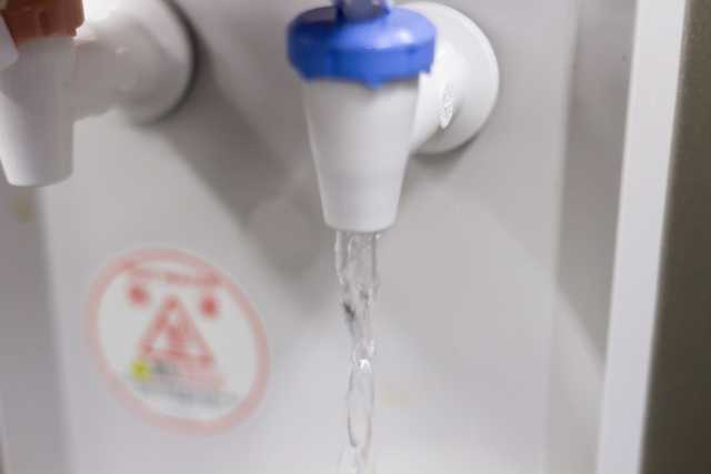 等到口渴才喝水，其實已經輕度脫水。（示意圖／翻攝自photoAC）