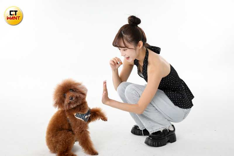 媽媽親手為耐吉製作零食，口味眾多跟嬰兒食品一樣。（圖／侯世駿攝）