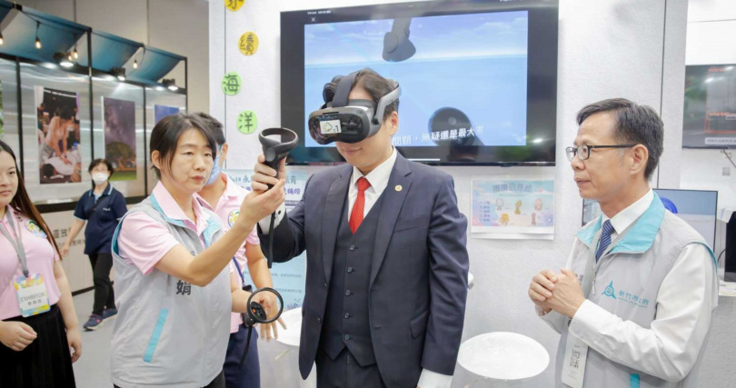 代理市長邱臣遠於新竹館展位進行AR互動體驗。（圖片提供／新竹市政府）