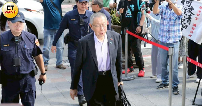 台灣高等法院撤銷柯文哲（中）交保裁定，發回台北地院更裁。（圖／劉耿豪攝）