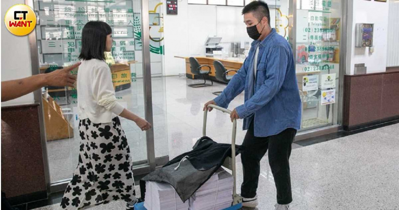 京華城案卷證與抗告狀11日送抵台灣高等法院分案審理。（圖／黃耀徵攝）