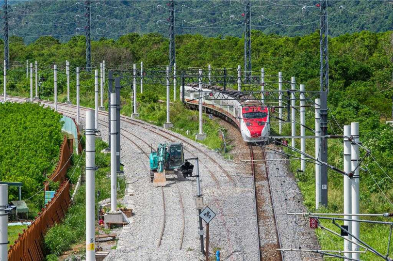 花東鐵路台東至知本段將完成西正線軌道切換，拚2027年底雙軌通車。（圖／翻攝畫面）
