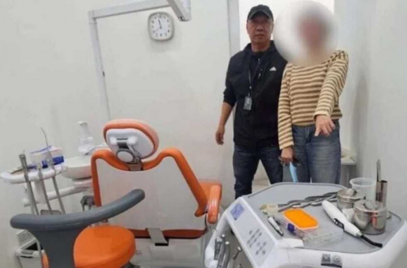 泰國警方臥底假裝是病患，給女密醫洗牙成功抓人。（圖／翻攝自KhaoSod）