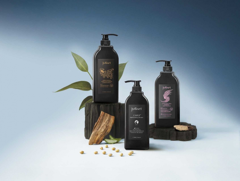 凡購買指定juliArt覺亞高階養護或髮質修護系列商品,即贈「草本健髮胺基酸洗髮精—青澄嵐野」限定新香,讓髮肌心靈達到雙重呵護。(圖/品牌提供)